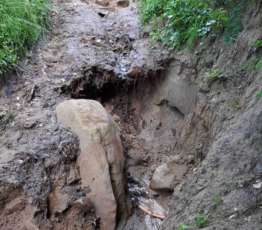 VIDEO Viitură puternică la Cârlănești. Zeci de familii, izolate în noroaie