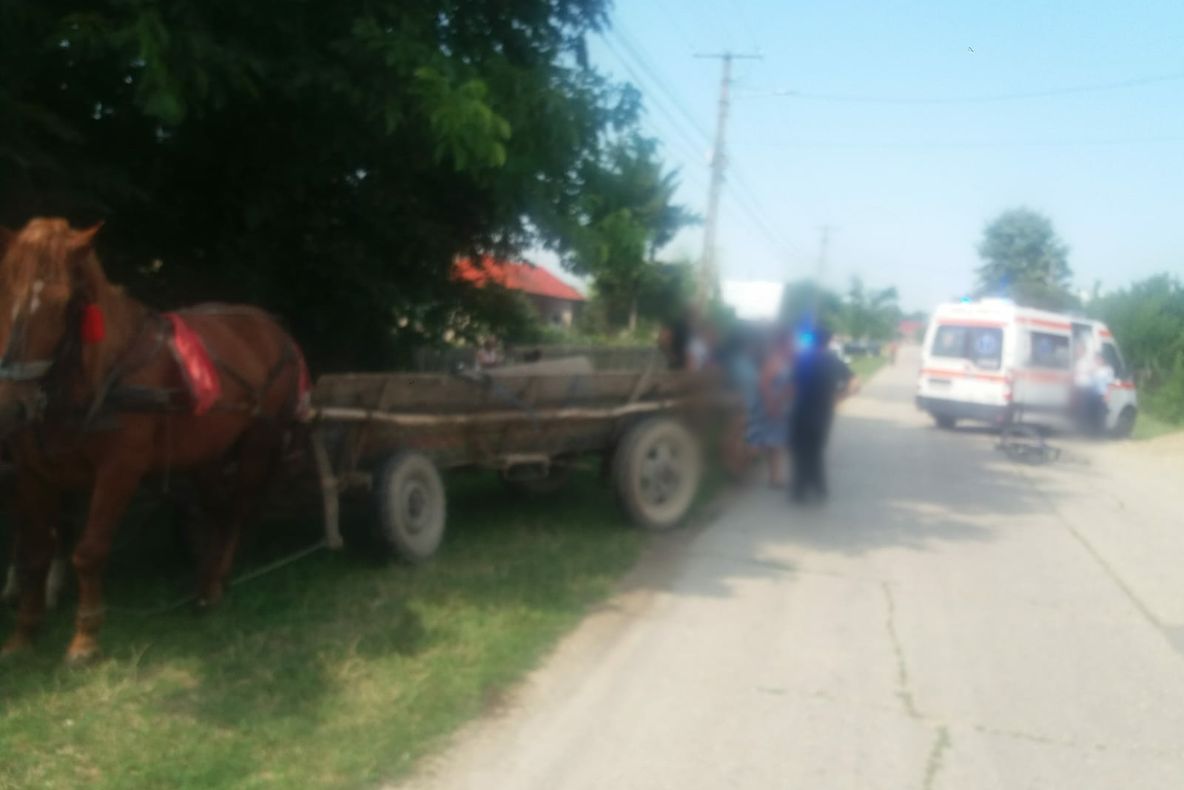 Ciocnire între un biciclist și o căruță. Biciclistul, rănit grav, va fi preluat de elicopterul SMURD