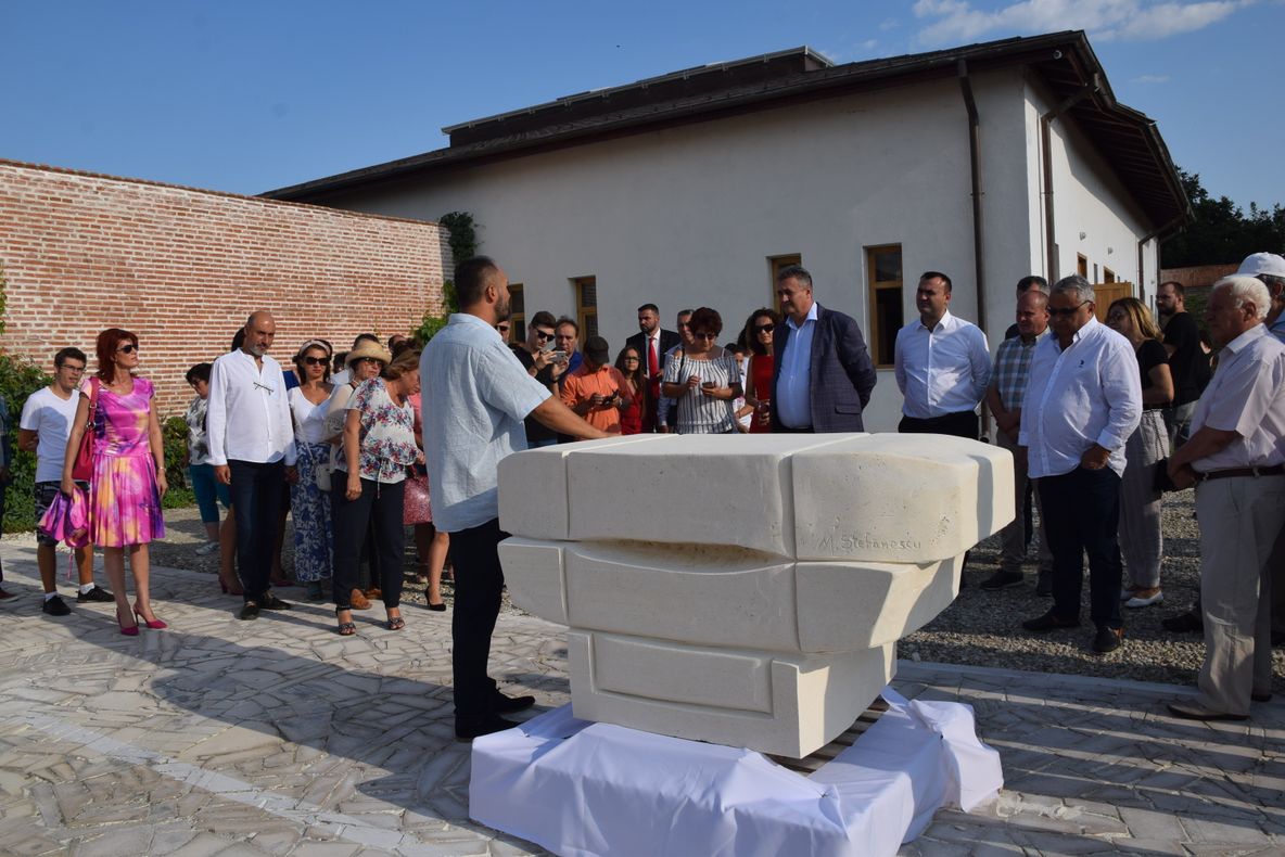 Lucrările realizate în cadrul taberei naționale de sculptură ”Vasile Blendea”, rămân la Palatul din Potlogi