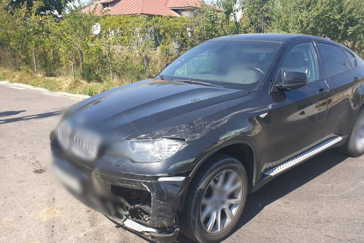 Bolid de lux, șifonat bine după o ciocnire cu o căruță