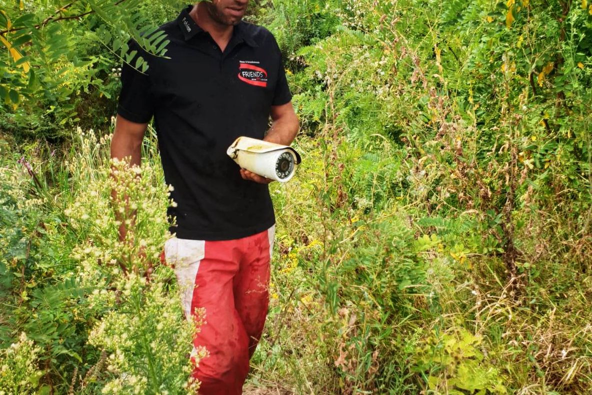 VIDEO Cum s-a gândit un hoț de lemne să scape de un ochiul vigilent al camerelor de supraveghere