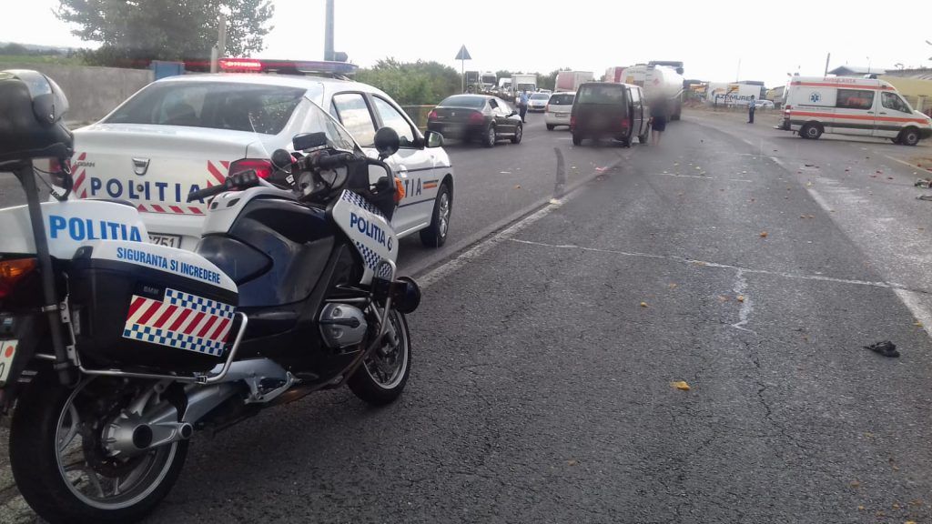 Accident pe DN72, Târgoviște - Ploiești. Un motociclist a fost aruncat într-un microbuz