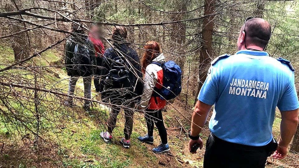 O familie, din București, a fost salvată de jandarmii montani, după ce s-au rătăcit în Bucegi