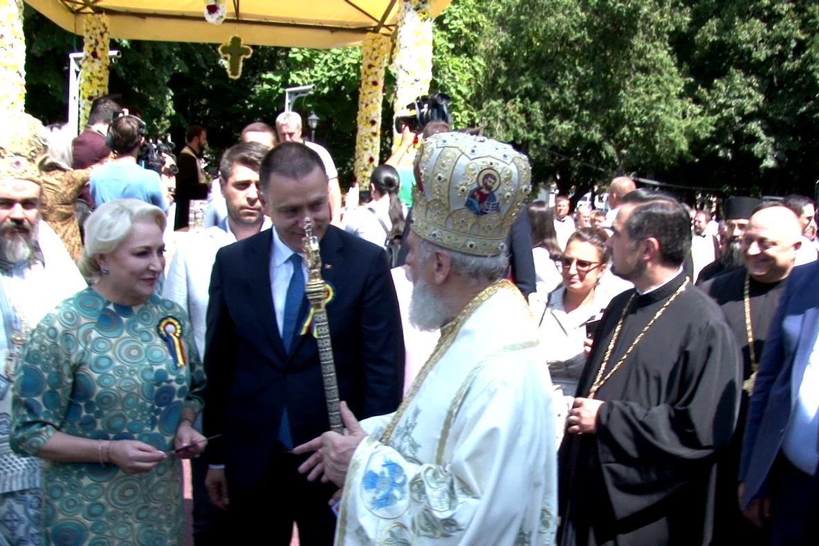 FOTO VIDEO Dăncilă și Fifor s-au rugat la moaștele Sf. Nifon, la Târgoviște. Premierul a făcut baie de mulțime