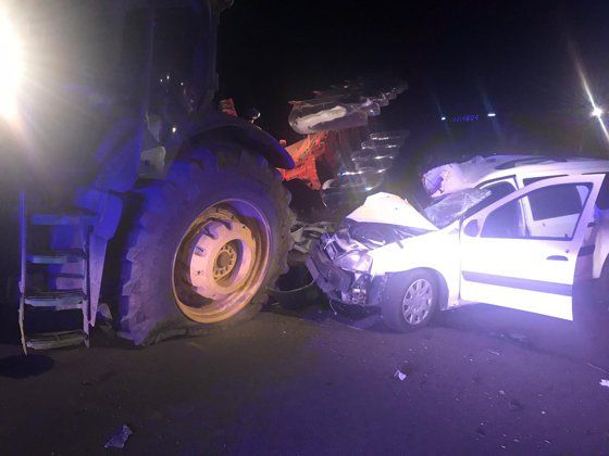Slobozia Moara. Coliziune între o mașină și un tractor
