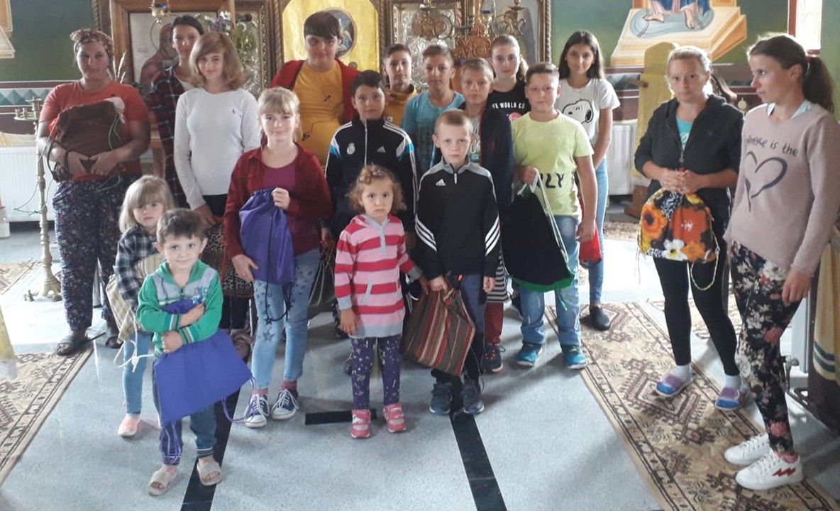 480 de ghiozdane cu rechizite școlare, dăruite de Arhiepiscopia Târgoviște