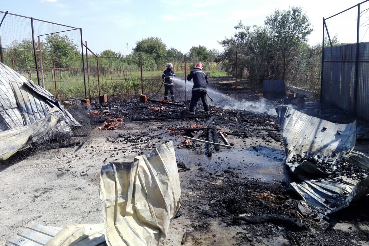Incendiu la Ghirdoveni. Intervin pompierii de la ISU Dâmbovița