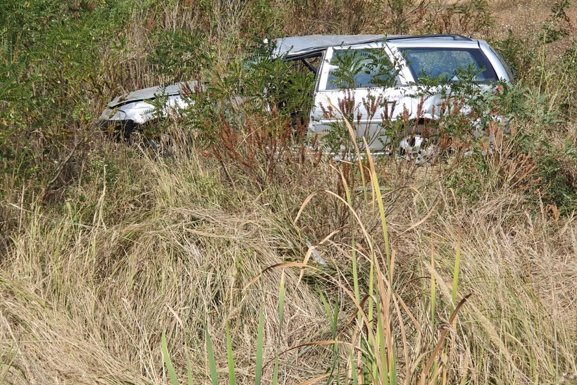 Accident spectaculos pe A1. O mașină, cu trei persoane la bord, s-a răsturnat în afara carosabilului