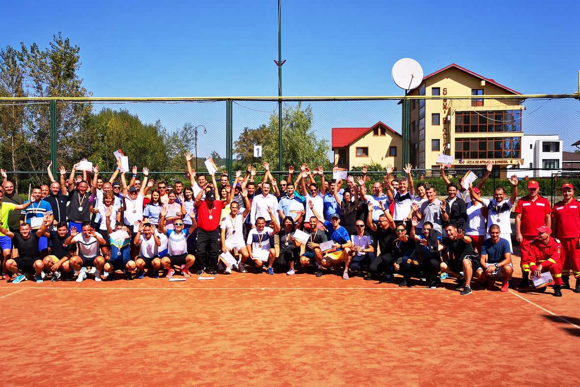 90 de polițiști, jandarmi, pompieri și 2 studente de la Academia de Poliție s-au duelat la Campionatul MAI la tenis