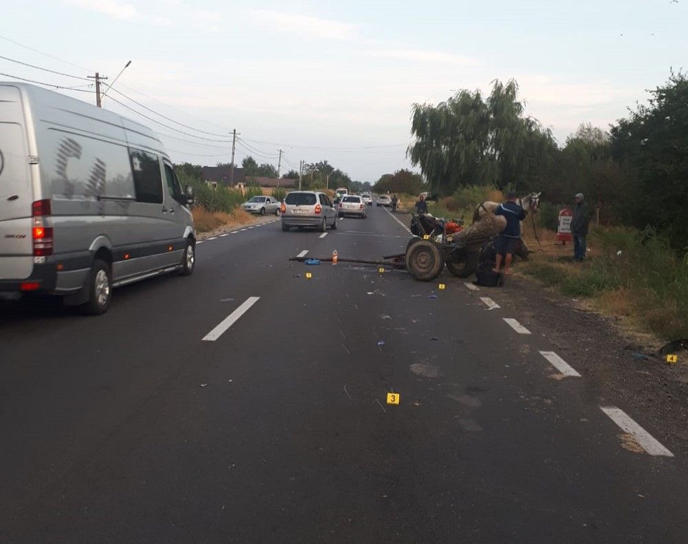 Un bărbat a decedat, după ce o mașină, condusă de un polițist, a izbit o căruță