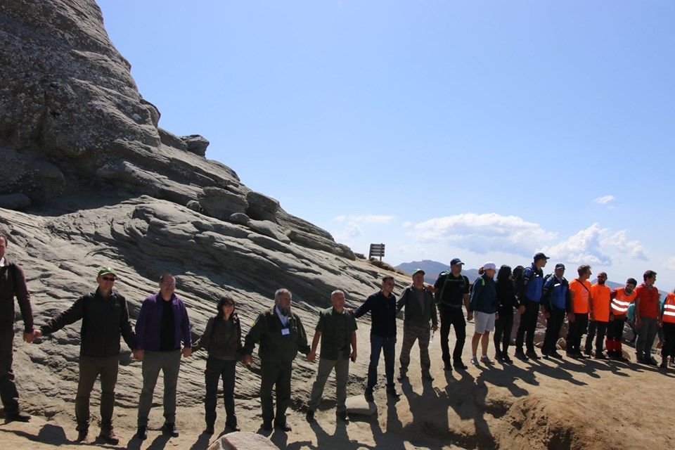 Lanț uman în jurul Sfinxului din Bucegi, pentru a atrage atenția asupra deteriorării monumentului