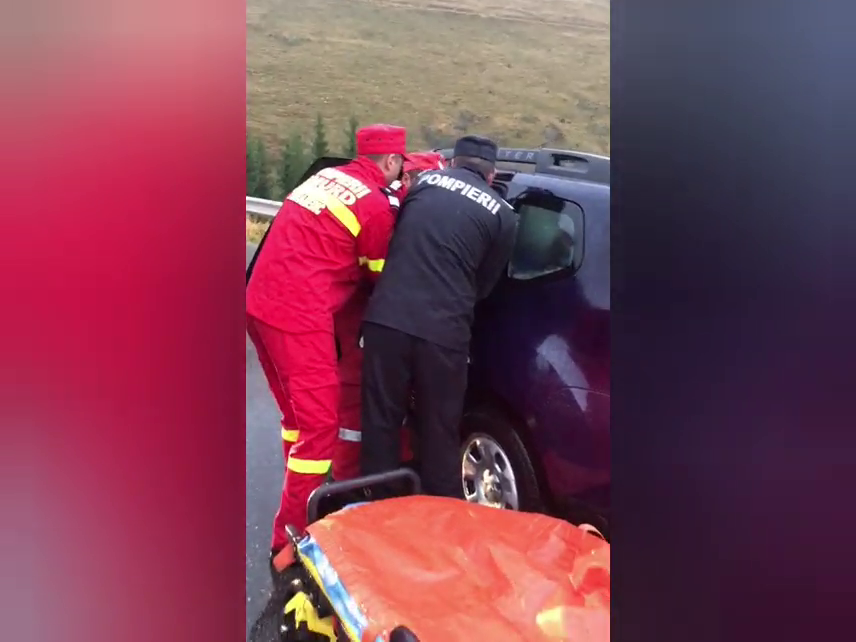 VIDEO Cioban aflat în pericol de moarte, salvat de jandarmii montani