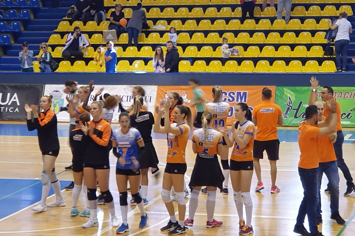 FOTO-Video| CSM Târgoviște trece fără emoții (cu 3-0) de "U" NTT Cluj, în prima ligă de volei feminin