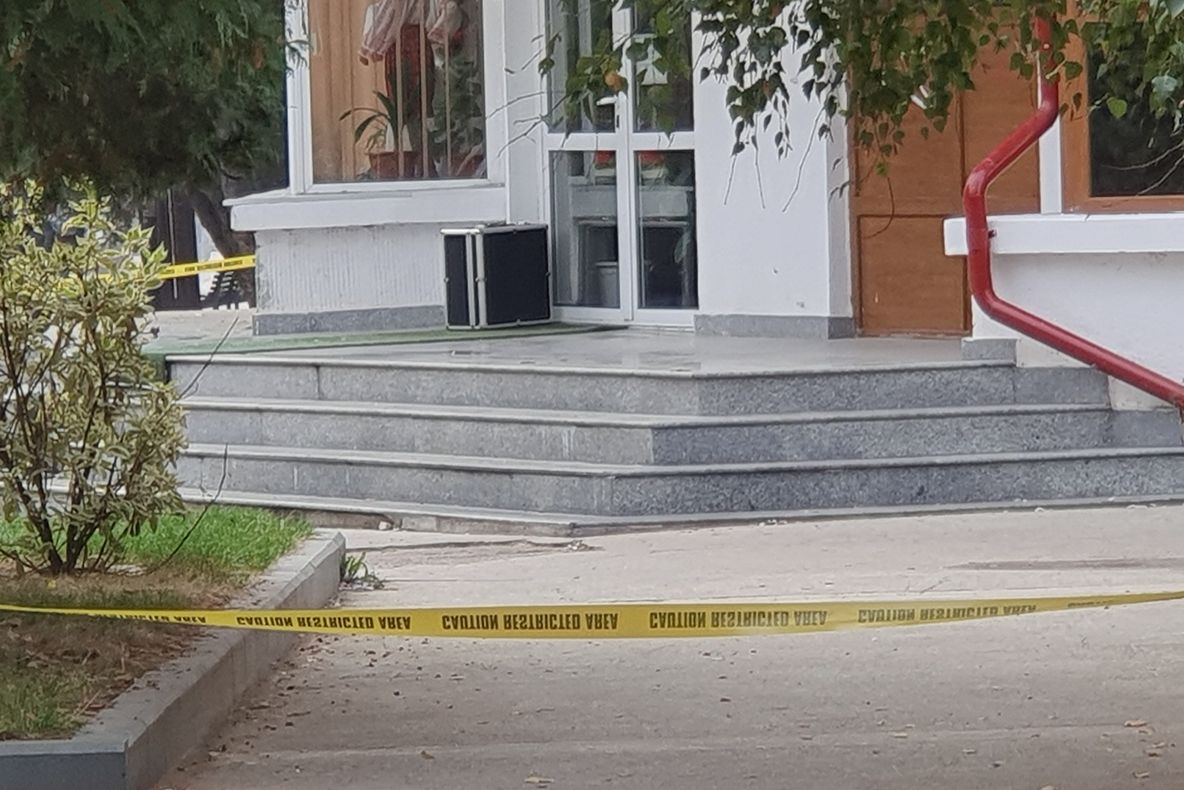 Barbatul care și-a lăsat valiza pe scările magazinului din Târgoviște, sancționat contravențional cu amendă