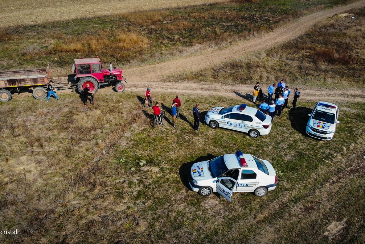 VIDEO Bătrână dispărută găsită cu ajutorul dronei. Polițiștii, ajutați de un tânăr