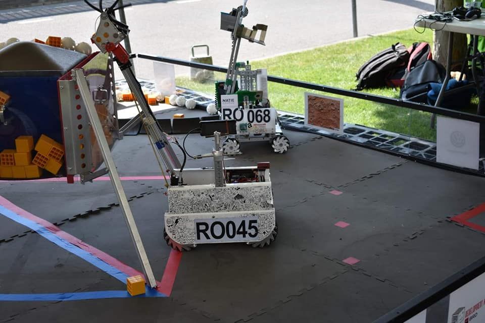 VIDEO Robotul Adina, creat de elevii din Târgoviște, a costat 3.000 de euro