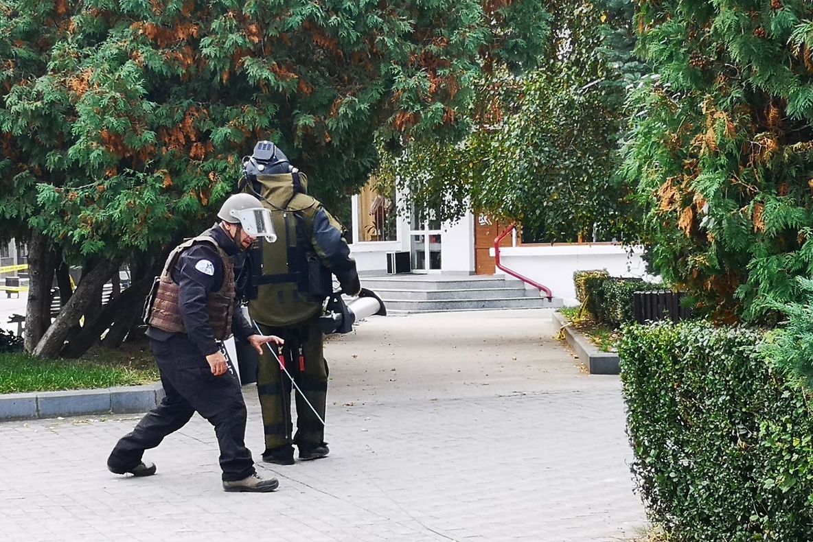 FOTO Valiză suspectă în scuarul Primăriei Târgoviște. Zona a fost împânzită de forțe de ordine