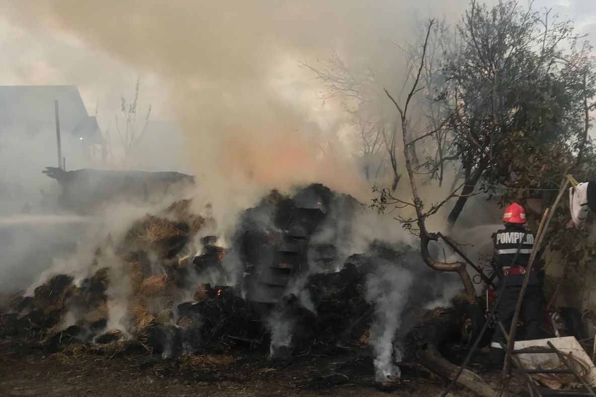 Incendiu puternic la Ulmi, la o anexă gospodărească