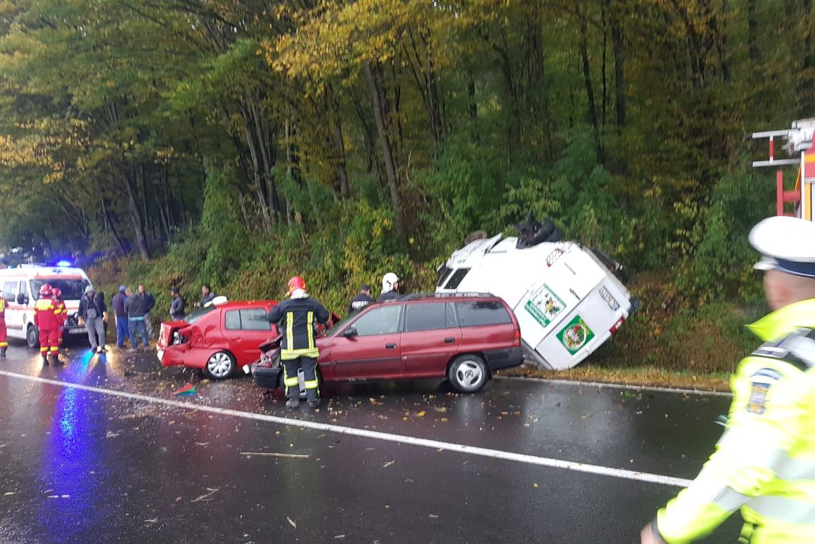 Accident teribil pe A1. Trei persoane au fost rănite