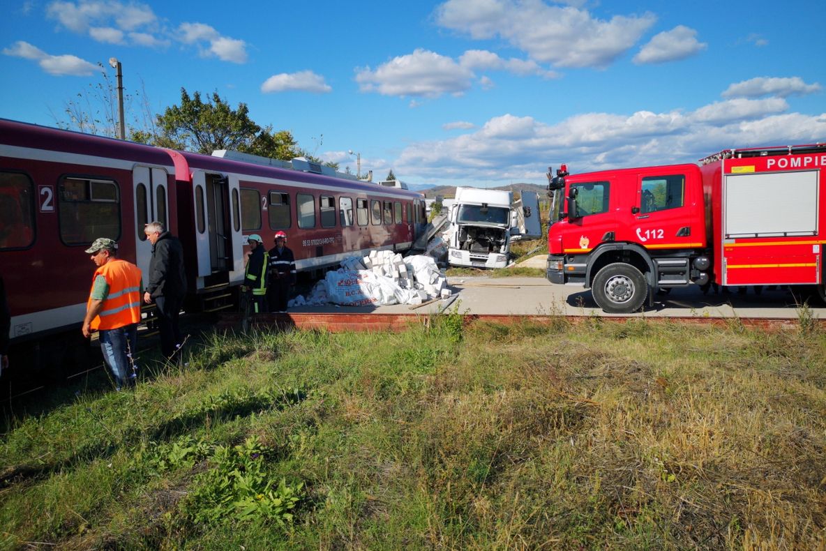 FOTO-VIDEO| Tren deraiat, la Doicești, în Dâmbovița, după ce a lovit un TIR