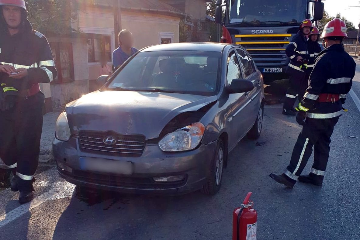 Coliziune auto între trei mașini, la Răzvad. O persoană a fost rănită