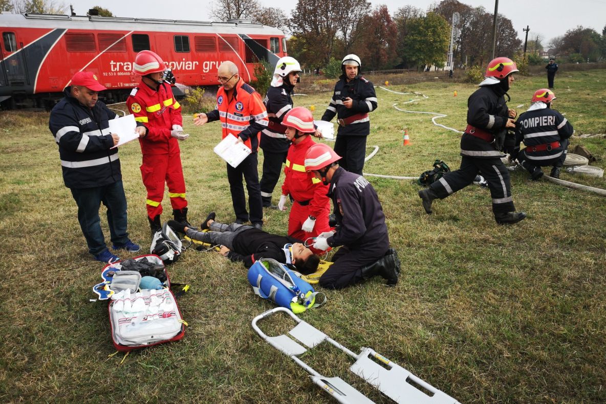 FOTO| Exercițiu ISU : A fost activat "Planul Roșu" de intervenție, la Găești, pentru accident feroviar