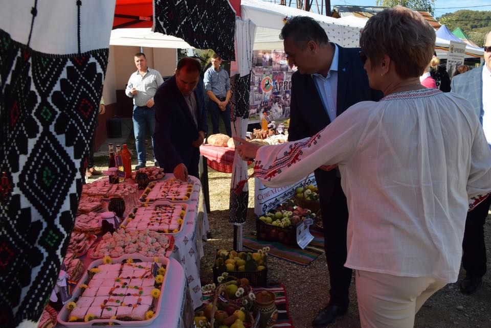 Înhesuială politică mare, la "Festivalul plăcintelor", de la Cândești, Dâmbovița