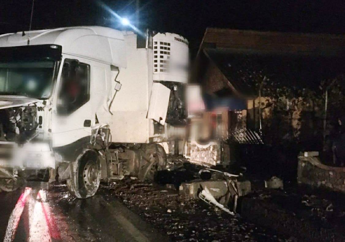 Accident teribil în Caragiale. Două TIR-uri s-au ciocnit, iar gardurile mai multor case au fost distruse