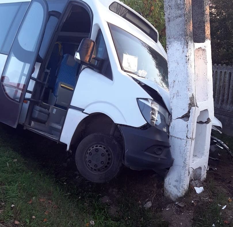Impact violent între un microbuz cu călători și un autoturism. Trei persoane au fost rănite