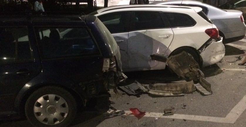 Un șofer neatent a făcut ravagii la Fieni. Mai multe mașini distruse și un rănit