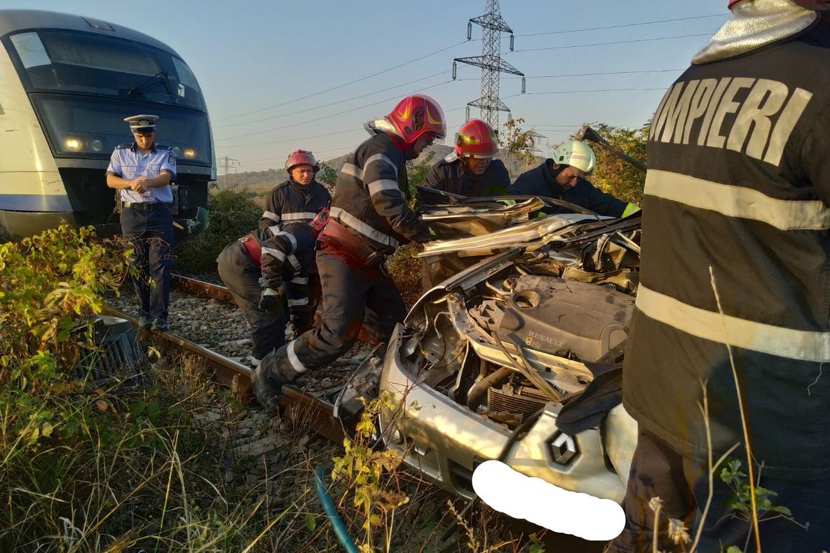 Update: (FOTO-Video) Mașină spulberată de tren la Săteni, în Dâmbovița. Două persoane au decedat