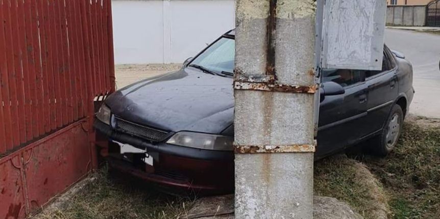 Un tânăr fără permis a fugit de poliție și s-a oprit, cu mașina, într-un stâlp