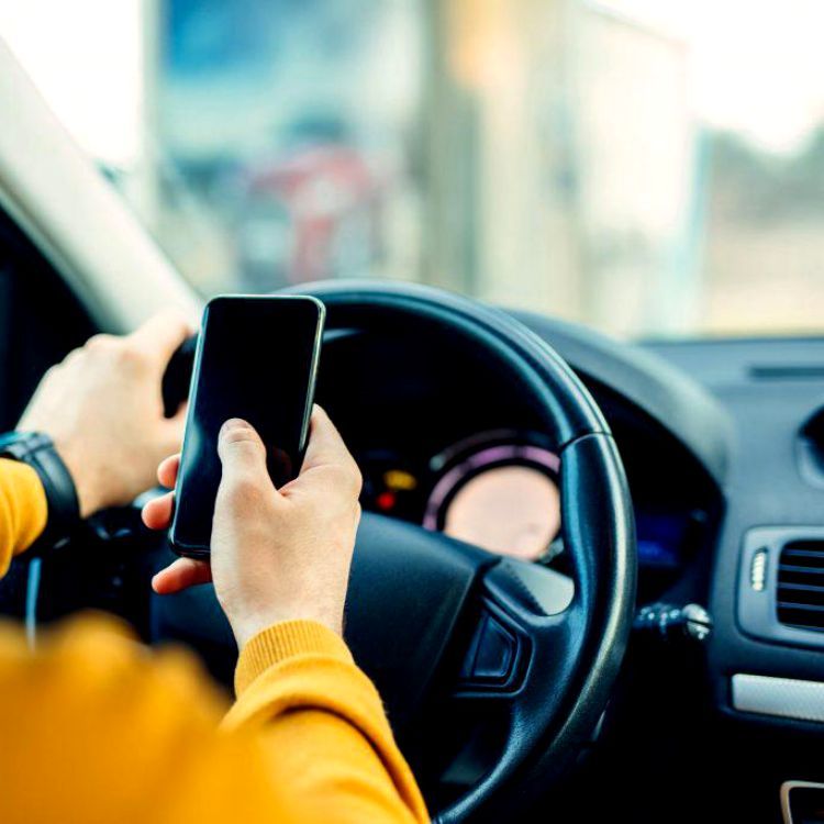 Codul Rutier s-a schimbat de sâmbătă. Cum folosim telefonului când așteptăm la semafor