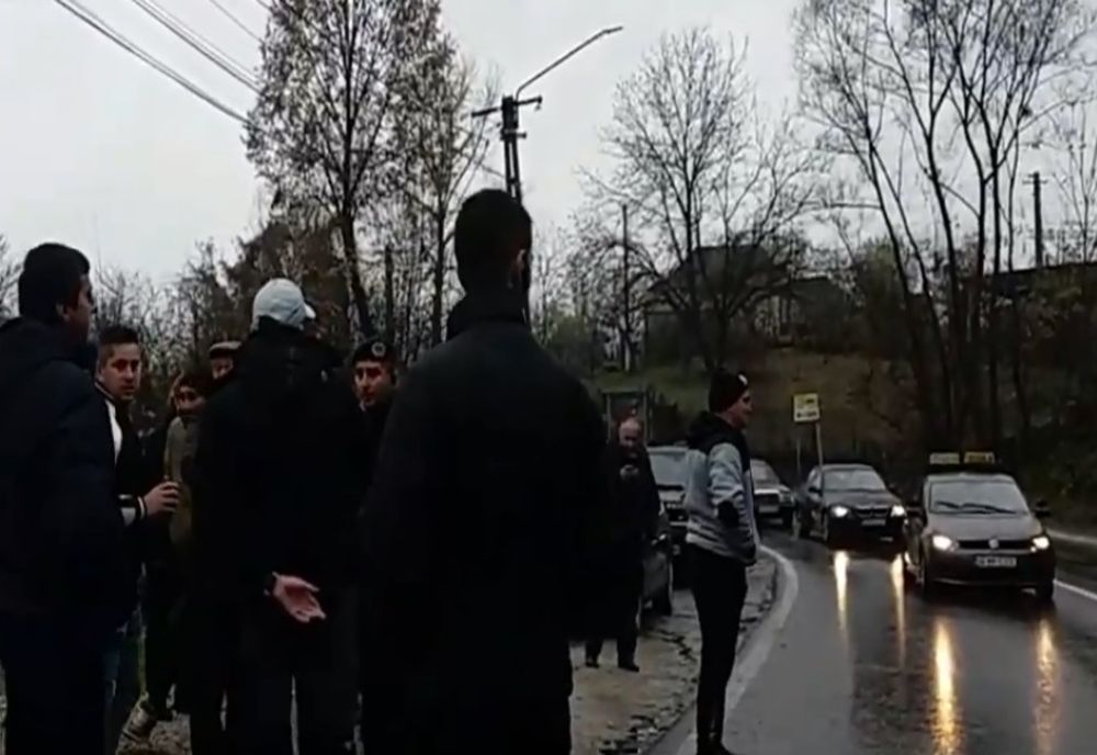 FOTO| 100 de oameni au protestat timp de două ore pe DN 71, în Dâmbovița