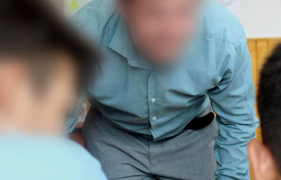 Anchetă (din nou), la Pucioasa. Profesor acuzat că îi mângăie pe elevi și le face declarații indecente