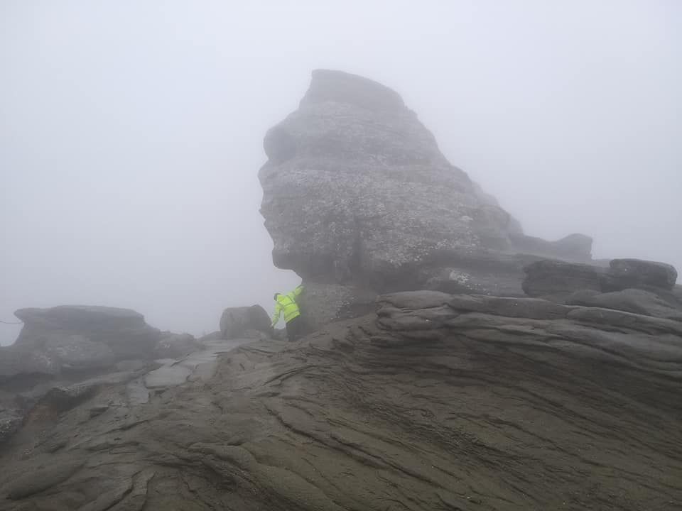 O călugăriţă din Timiș, găsită în prag de hipotermie în Munţii Bucegi