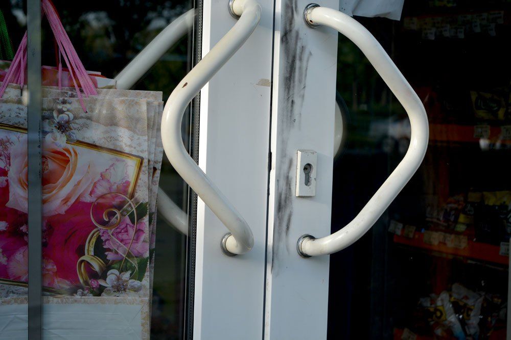 UPDATE VIDEO Un recidivist ar fi spart 20 de magazine din zona centrală a Târgoviștei