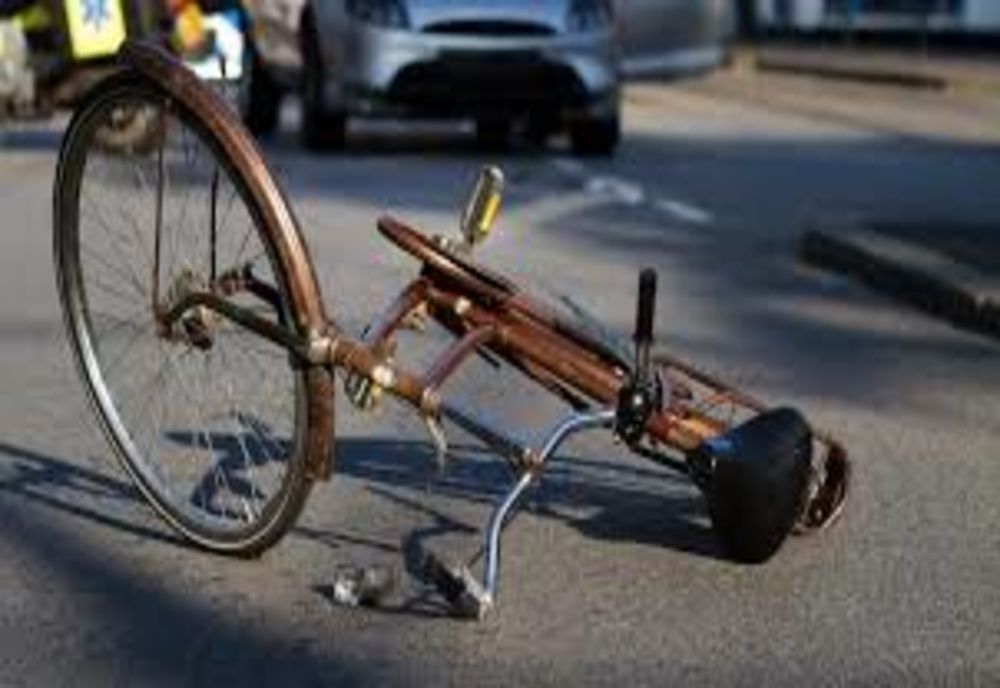 Biciclist accidentat grav de o mașină, pe un drum județean, din Dâmbovița