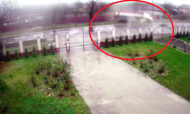 VIDEO Momentul în care un TIR se răstoarnă într-un șanț, la Tărtășești. Imagini camere