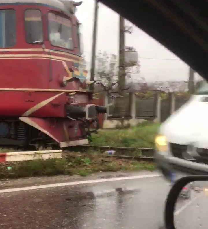VIDEO La Târgoviște trenul pare să dea prioritate maşinilor