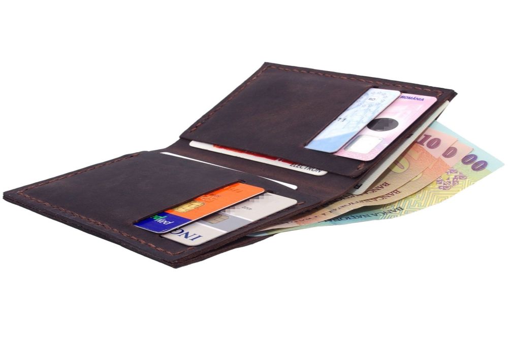 Caz aproape unicat. Poliția Dâmbovița adresează mulțumiri publice unui bărbat ce a predat un portofel, plin cu bani, găsit pe stradă