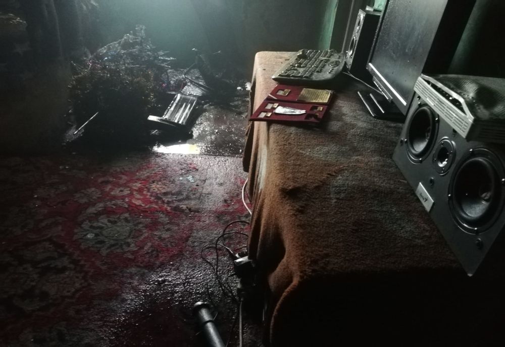 Foto| Bloc evacuat de pompieri la Titu, în Dâmbovița. Un incendiu a distrus un apartament