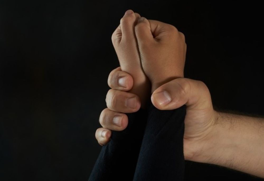 Brezoaele| Dosar penal și ordin de protecție, pentru un dâmbovițean ce și-a bătut fiul, ce a ajuns la spital