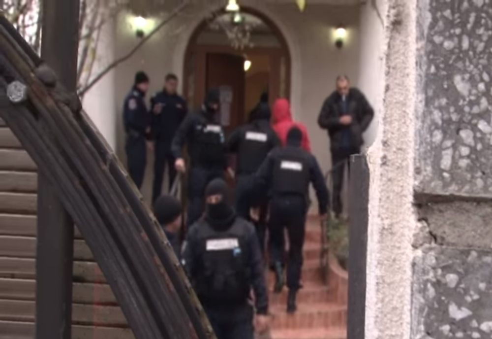 Video| Descindere în forță la traficanți de droguri din Dâmbovița și Brașov. Captură impresionantă