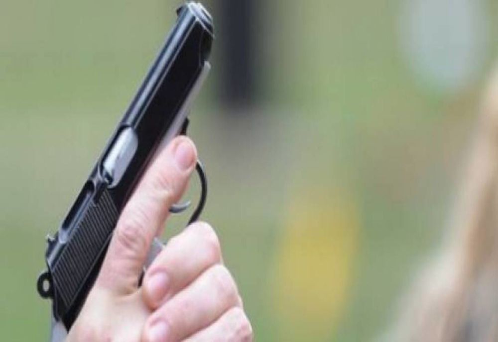 Urmărire cu focuri de armă, după ce un tânăr (21 de ani) nu a oprit la semnalul polițiștilor. Bărbatul a fost reținut, după ce a abandonat mașina