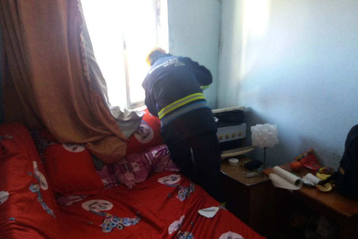 Foto| Salvați de la moarte, prin intoxicare cu gaz, de pompieri. Doi soți din Fieni transportați la spital