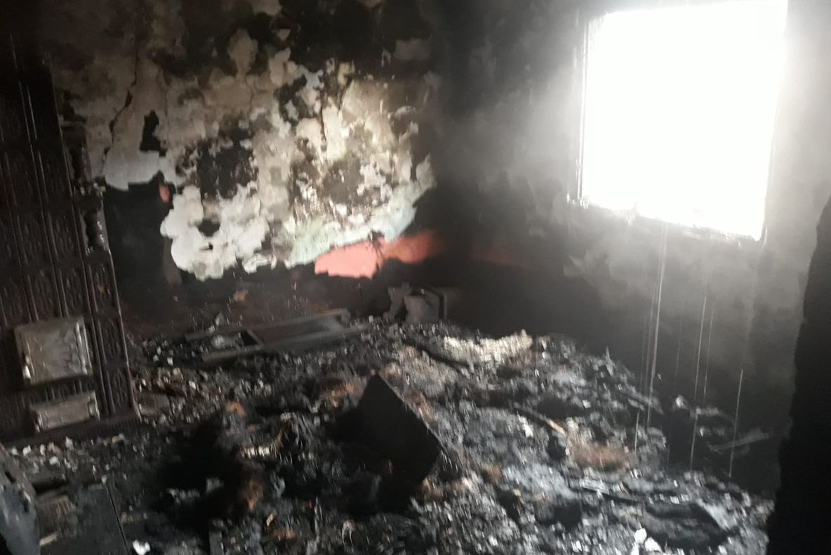Update-Foto| Incendiu puternic la Titu, la o casă din oraș. O persoană a suferit arsuri