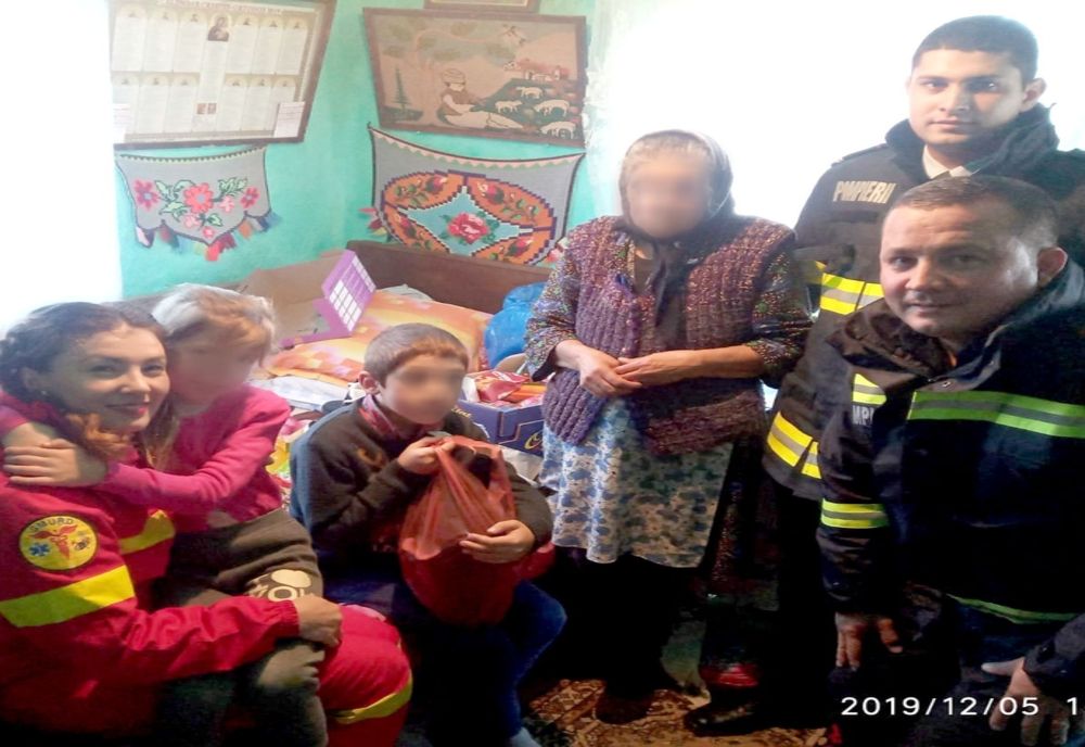 Gest impresionant! Doi frați, de 8 și respectiv 10 ani, au fost ajutați de pompieri, de "Ziua Voluntariatului"