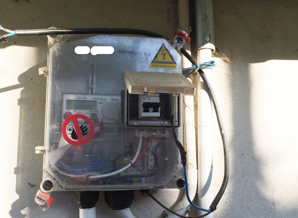 Dosare penale pentru 10 târgovișteni, branșați ilegal la rețeaua de energie electrică