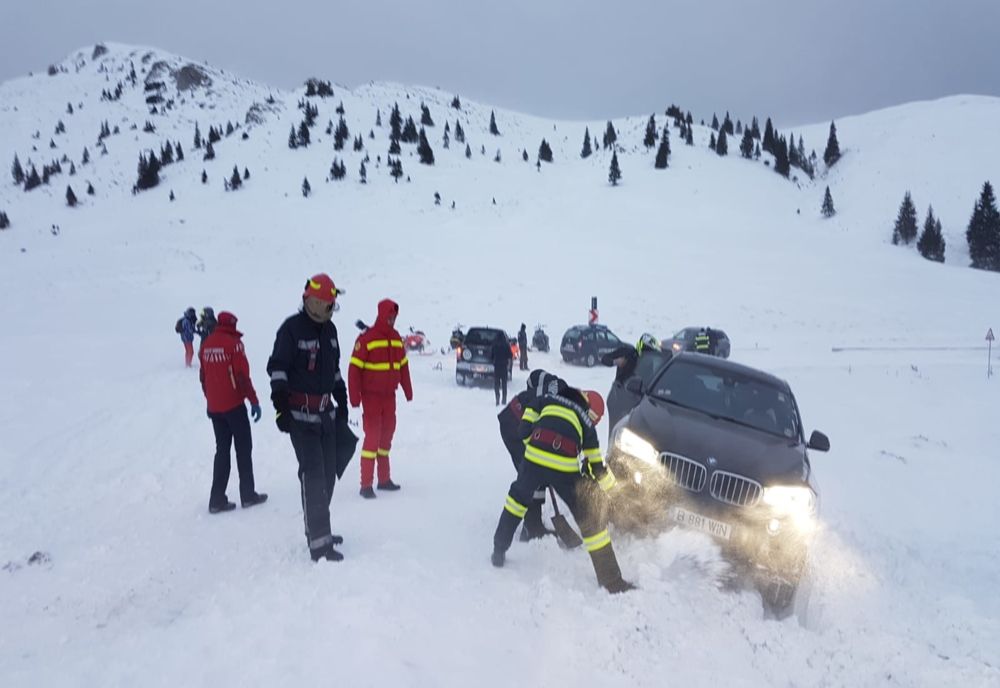 Video|Mobilizare generală în Bucegi, după ce o mașină cu cinci persoane a rămas imobilizată în zăpadă